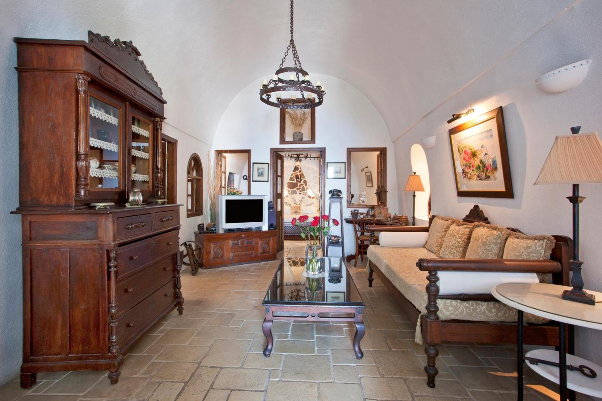 Grand Cave Suite with Hot Tub & Caldera View