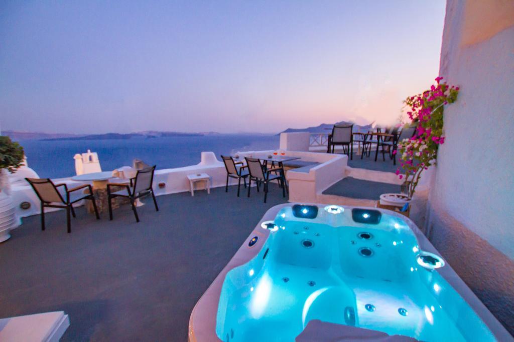 Superior Cave Suite with Hot Tub & Caldera View